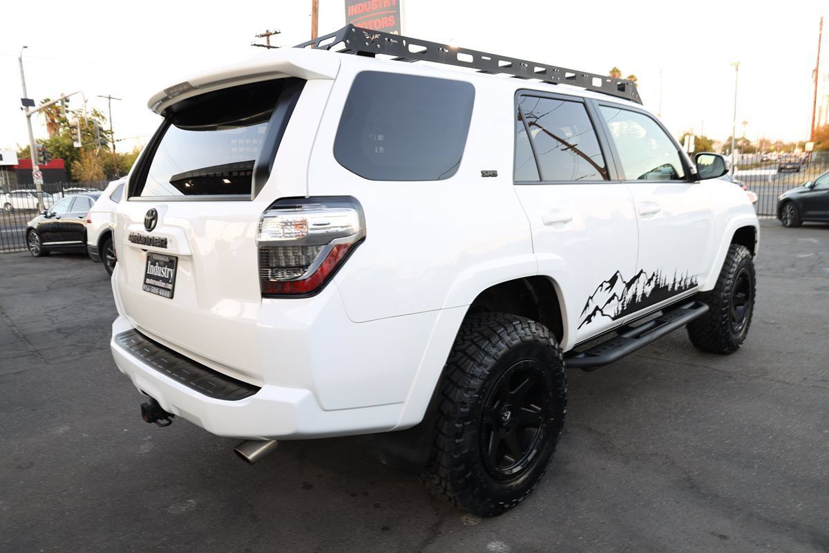 Used 2018 Toyota 4Runner SR5 AWD/4WD image 4