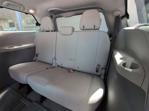 Used 2012 Toyota Sienna XLE image 17