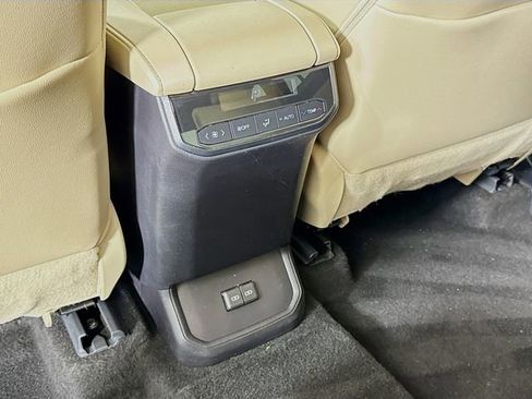Used 2023 Toyota Highlander XLE AWD/4WD image 26