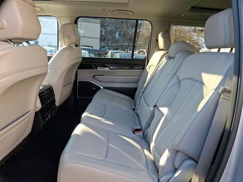 Certified 2024 Jeep Wagoneer 4WD w/ Premium Group I image 10