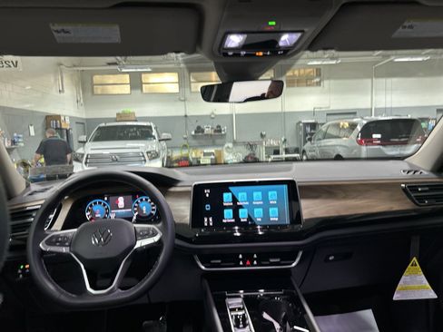 New 2025 Volkswagen Atlas SE image 24