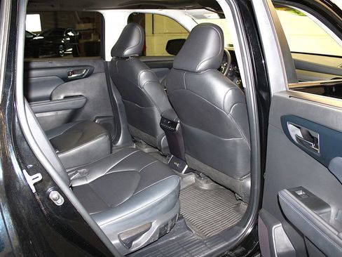 Used 2024 Toyota Highlander XLE AWD/4WD image 36