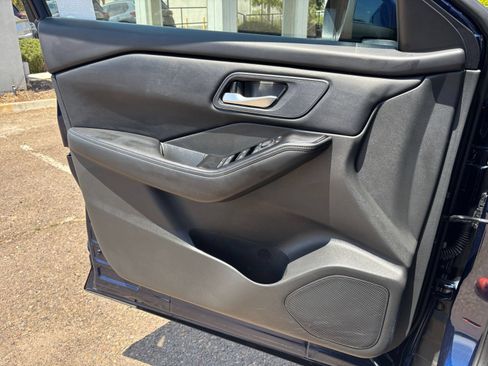 Used 2025 Nissan Rogue SV FWD image 18