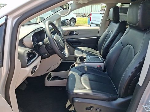Used 2024 Chrysler Pacifica Touring-L FWD image 13