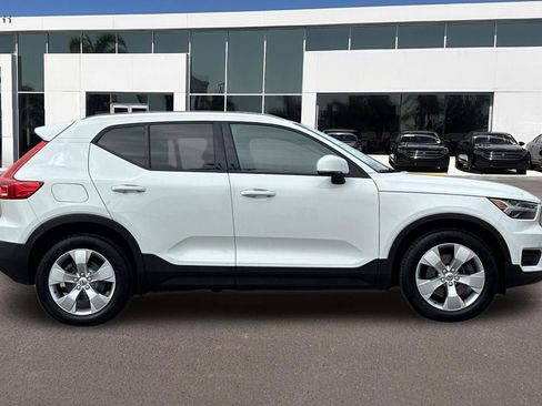 Used 2020 Volvo XC40 T5 Momentum image 2