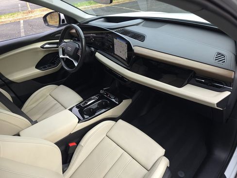 Used 2025 Audi Q6 e-tron Premium Plus image 23