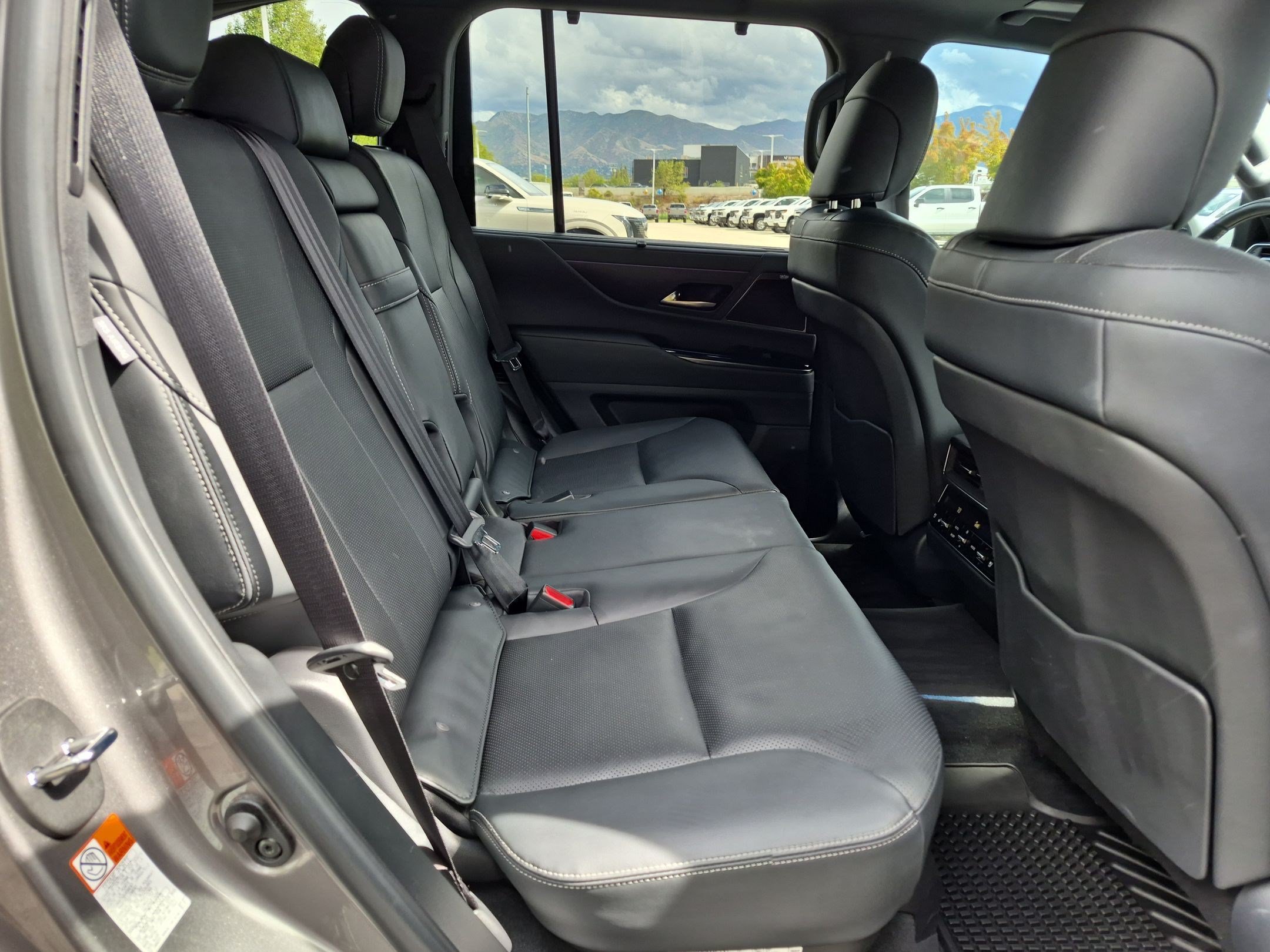 Used 2024 Lexus LX 600 4WD w/ Luxury Package image 29