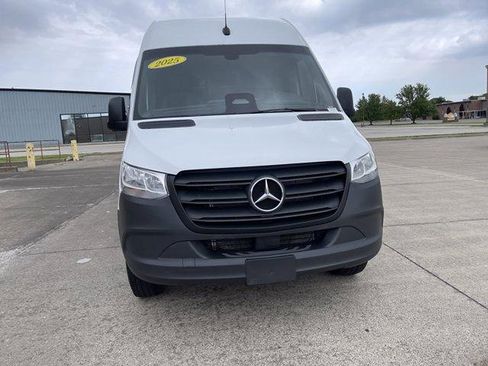 Used 2025 Mercedes-Benz Sprinter 2500 image 6