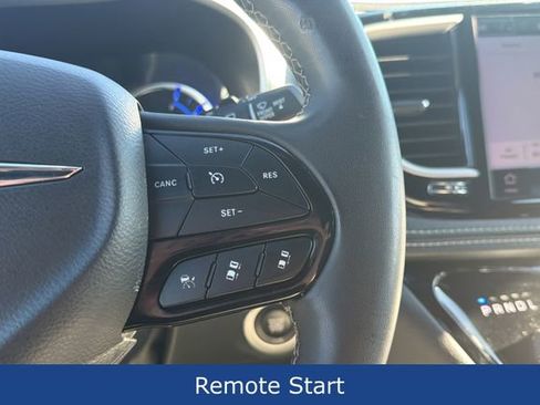 Used 2024 Chrysler Pacifica Select image 24