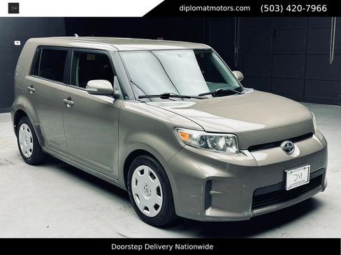 Used 2012 Scion xB FWD image 9