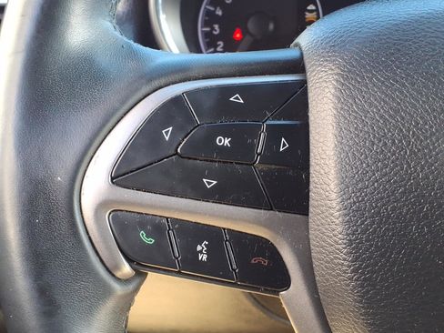 Used 2019 Jeep Grand Cherokee Laredo w/ Laredo X Package image 18