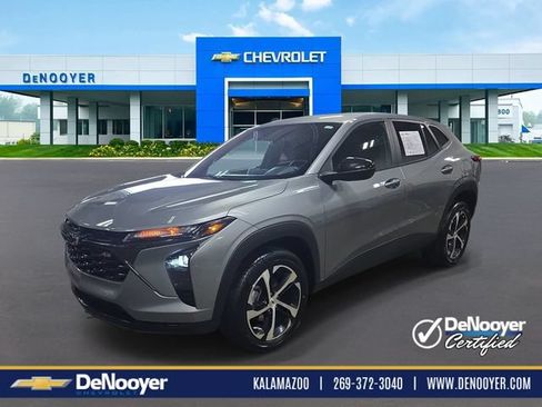 Used 2024 Chevrolet Trax RS w/ Sunroof Package FWD image 1