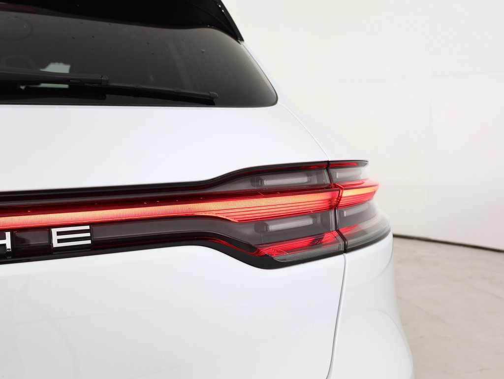 Certified 2025 Porsche Macan AWD/4WD image 12