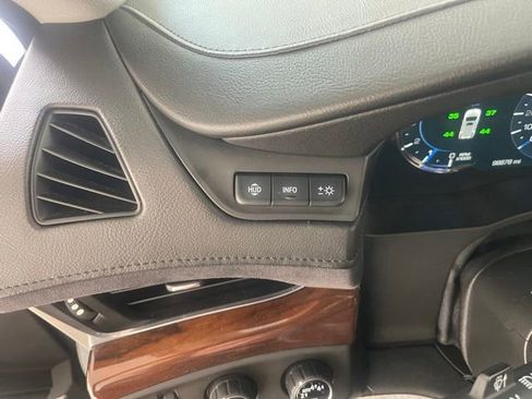 Used 2019 Cadillac Escalade Luxury AWD/4WD image 37