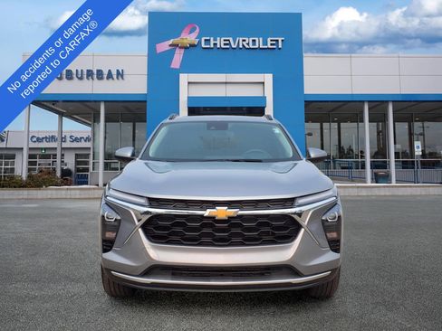 Used 2024 Chevrolet Trax LT w/ Sunroof Package FWD image 2