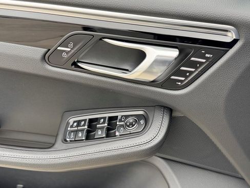 Used 2025 Porsche Macan image 30
