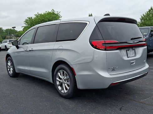 Used 2026 Chrysler Pacifica Select AWD/4WD image 4
