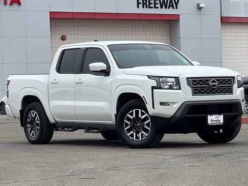 Used 2022 Nissan Frontier SV image 2