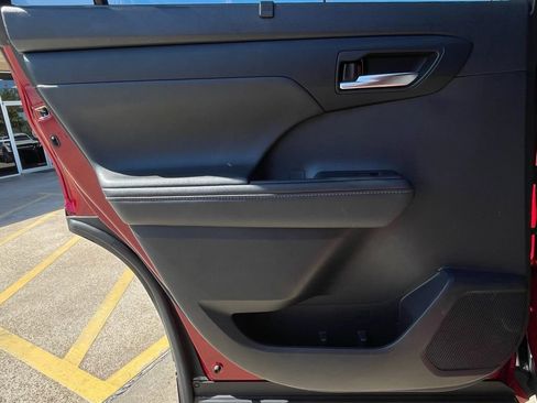 Used 2021 Toyota Highlander XSE image 39