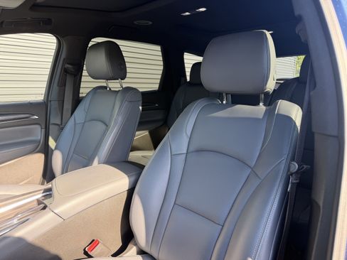 Used 2023 Buick Enclave Essence w/ Experience Buick Package FWD image 5