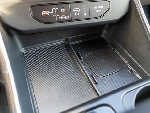 Used 2025 Kia Carnival EX image 40