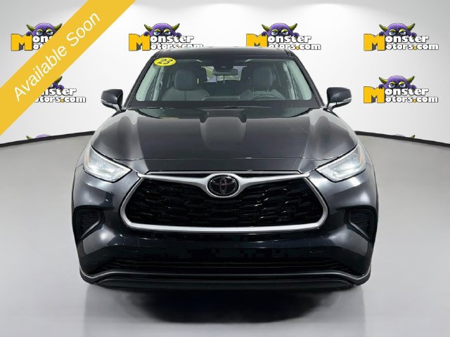 Used 2023 Toyota Highlander LE AWD/4WD image 2