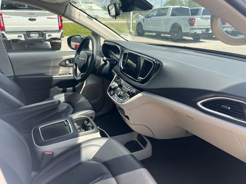 Used 2024 Chrysler Pacifica Touring-L FWD image 17