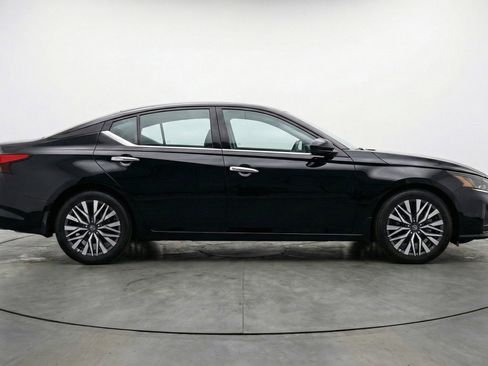Used 2025 Nissan Altima 2.5 SV image 11