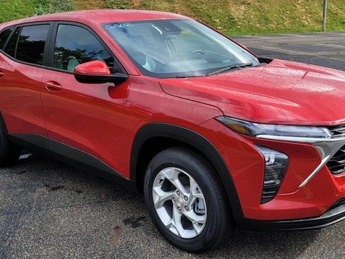 New 2026 Chevrolet Trax LS w/ LS Convenience Package FWD image 2