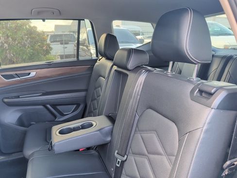 Used 2025 Volkswagen Atlas SE FWD image 9