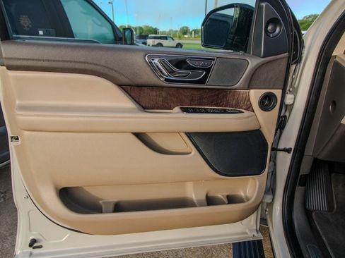Used 2022 Lincoln Navigator 4WD image 12