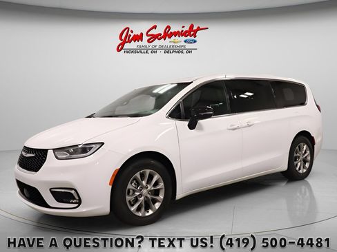 Used 2026 Chrysler Pacifica Limited FWD image 1