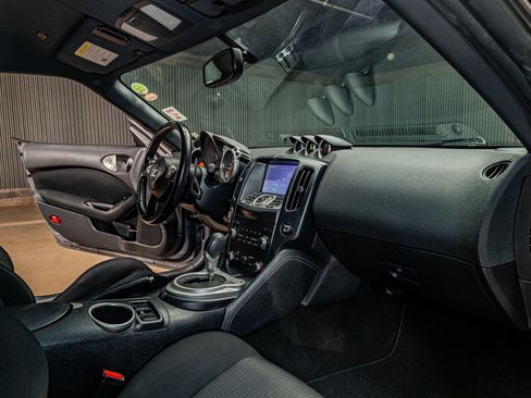 Used 2018 Nissan 370Z Coupe RWD image 17