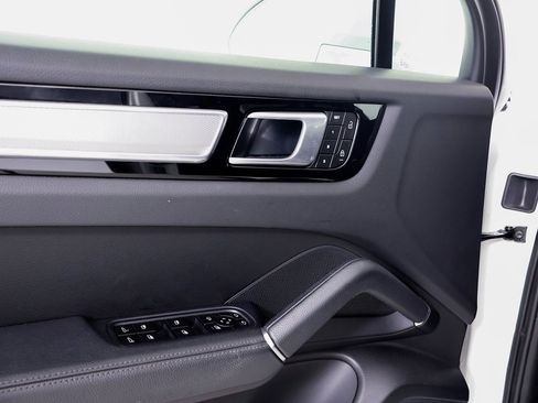 Certified 2023 Porsche Cayenne Platinum Edition image 21