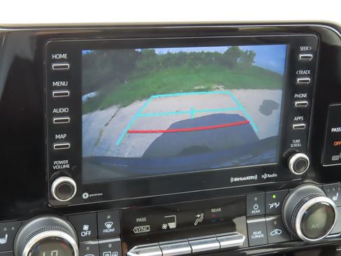 Used 2022 Toyota Highlander XLE AWD/4WD image 7