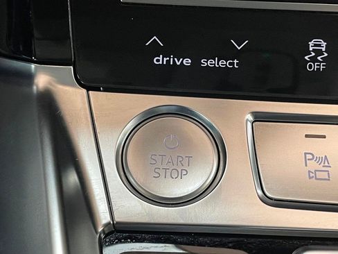 Used 2019 Audi e-tron Premium Plus image 36