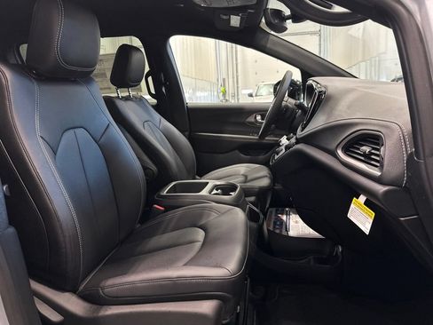 New 2026 Chrysler Pacifica Select FWD image 32