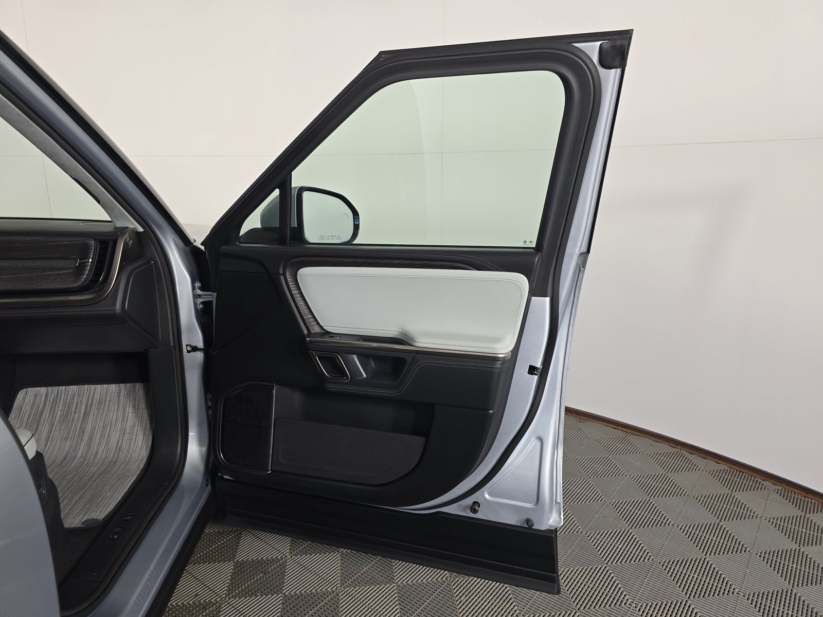 Used 2023 Rivian R1S Launch Edition Quad AWD/4WD image 18