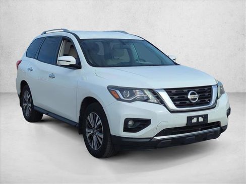 Used 2017 Nissan Pathfinder SV image 3