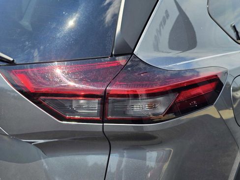Used 2022 Nissan Rogue SV image 11