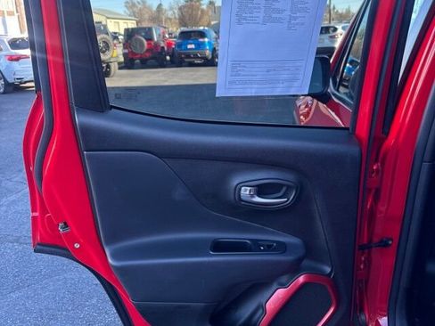 Used 2016 Jeep Renegade Trailhawk image 11