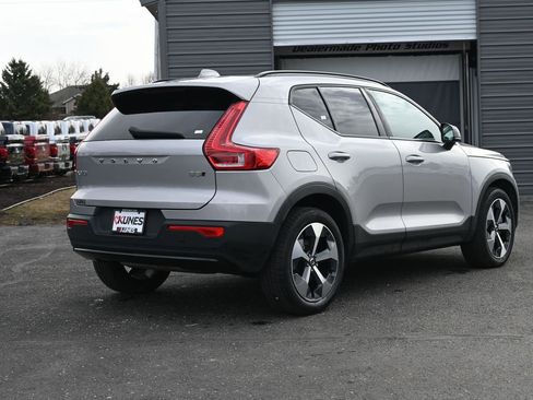 Used 2024 Volvo XC40 B5 Core image 10