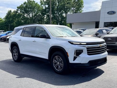 Used 2025 Chevrolet Traverse LT w/ Driver Confidence Package FWD image 2