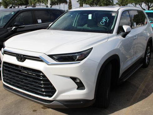 Used 2025 Toyota Grand Highlander FWD image 6