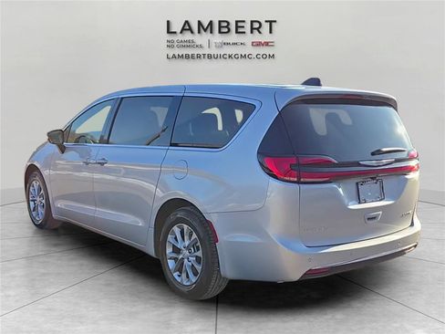 Used 2026 Chrysler Pacifica Limited image 8