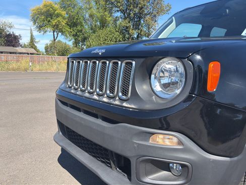 Used 2018 Jeep Renegade Latitude w/ UConnect 8.4 Nav Group AWD/4WD image 5