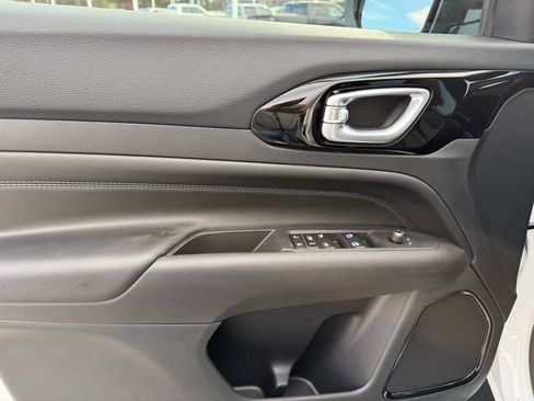 New 2026 Jeep Compass Latitude image 10