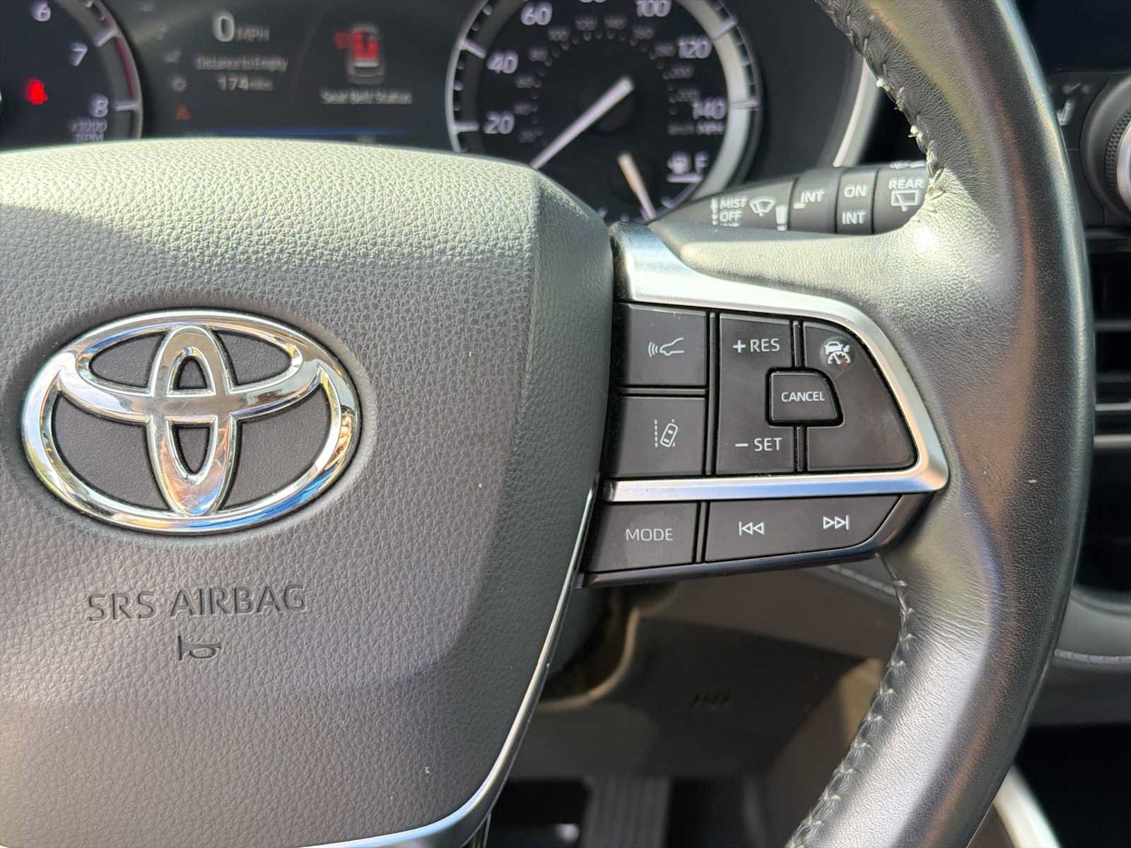 Used 2020 Toyota Highlander XLE AWD/4WD image 22