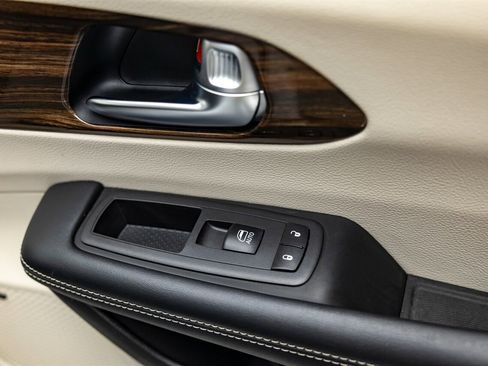 Used 2022 Chrysler Pacifica Limited image 36