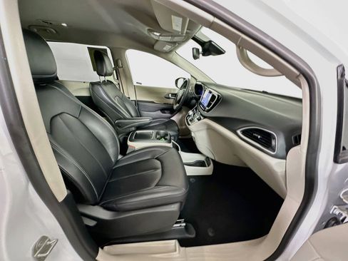 Used 2024 Chrysler Pacifica Touring-L FWD image 29
